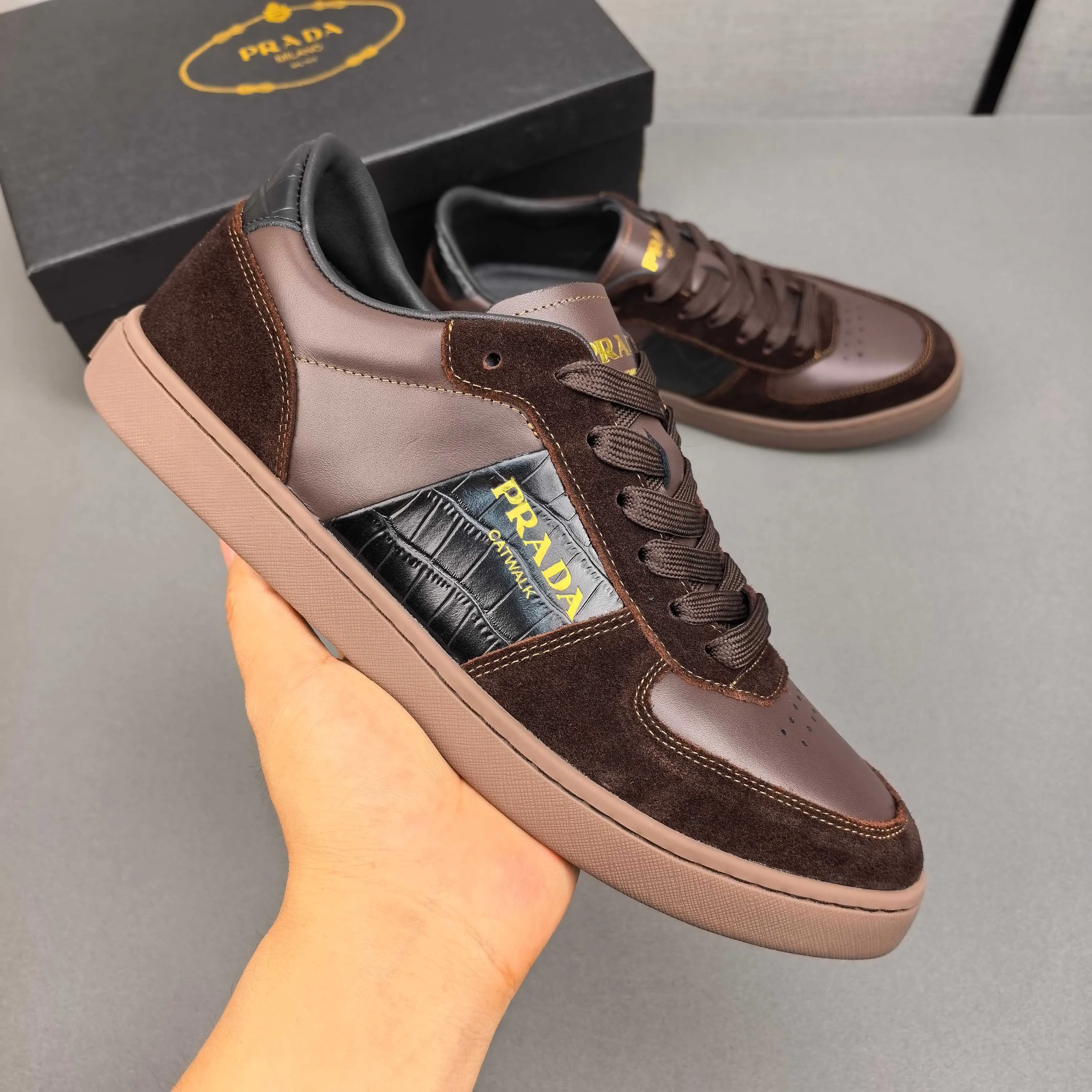 PP400👟👟👟Prada set off the audience! Prada, an international brand that is constantly innovating, this men's casual shoe, the original version, made of cowhide leather at a ratio of one to one at the store, with leather feet and rubber non-slip outsole, breathable and comfortable, quality speaks for itself👄38-44
